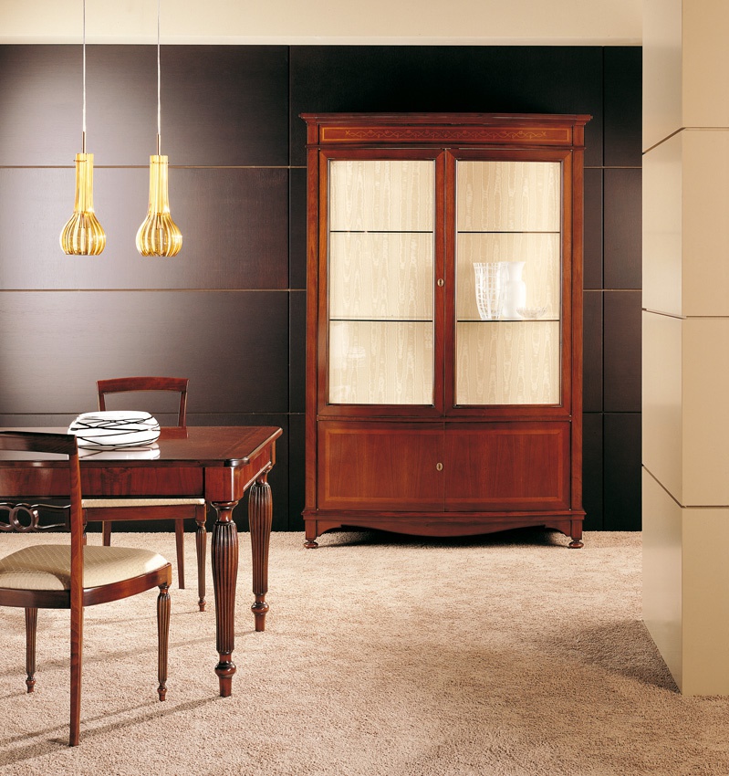 Showcase with hinged doors, Medea