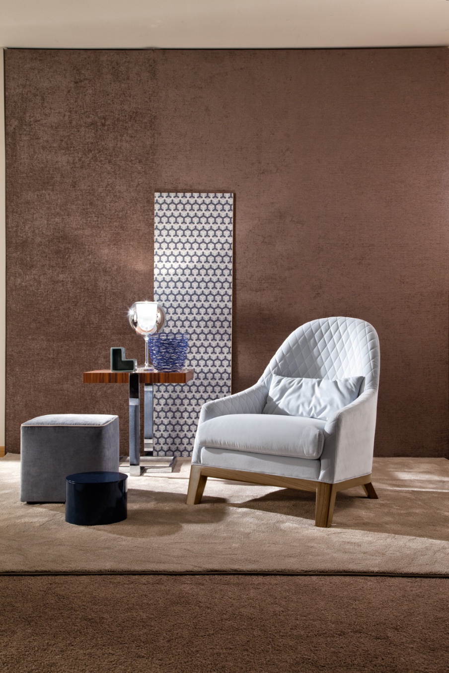 Armchair with a curved backrest MANDY, MOBILIDEA