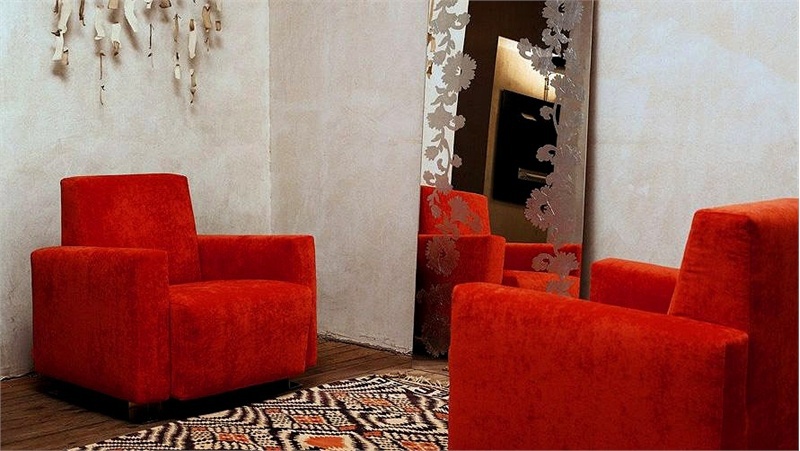 A chair on a frame of wood covered with a cloth Solingo, Mussi