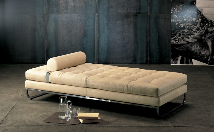 The couch on a metal base, AVENUE SQUARE - Valdichienti