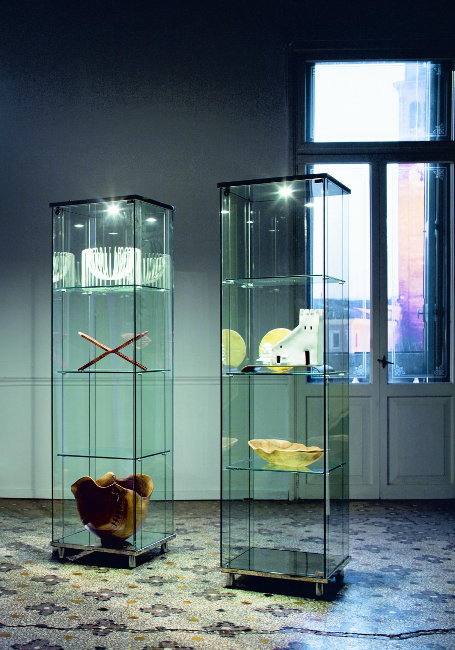 Showcase of clear glass on a frame of stainless steel Charme, Cattelan italia