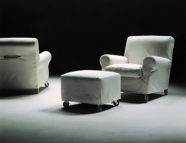 The chair frame is wood and metal with leather or fabric upholstery Nonnamaria, Flexform
