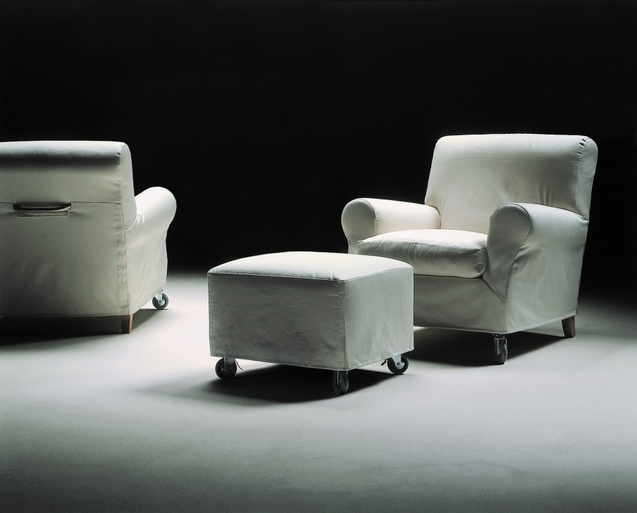 The chair frame is wood and metal with leather or fabric upholstery Nonnamaria, Flexform