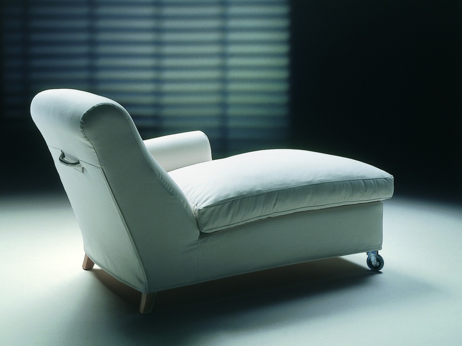 A couch on a frame of wood covered with leather or fabric Nonnamaria, Flexform