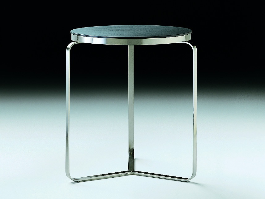 A coffee table on a metal frame Carlotta Flexform