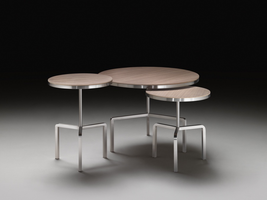 A coffee table on a frame of metal Kidd, Flexform