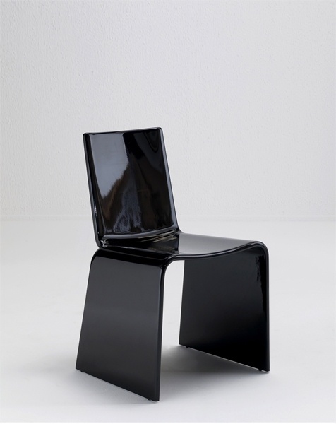 The chair rounded shapes of molded plastic, Nora - Porada