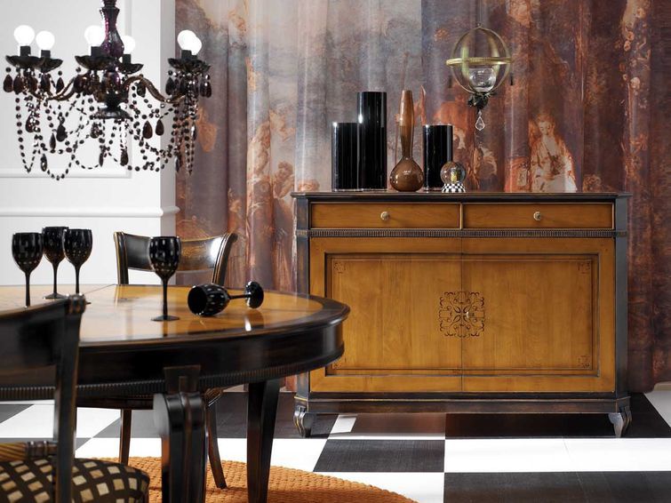 A wooden chest of drawers on turned legs, PREGNO