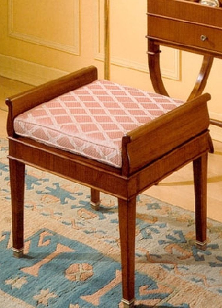 A chair with soft upholstery, PREGNO
